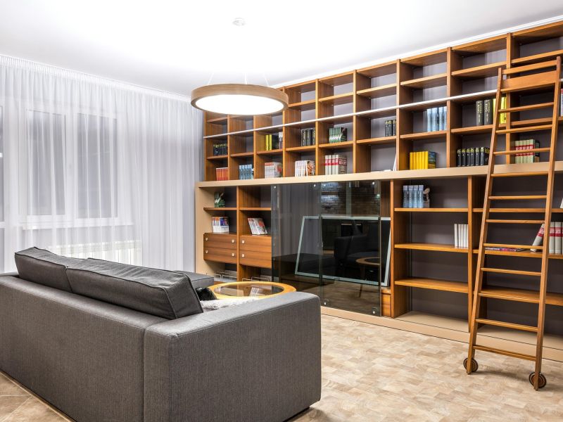 Anbau Bücheregal mit Sofa im Vordergrund