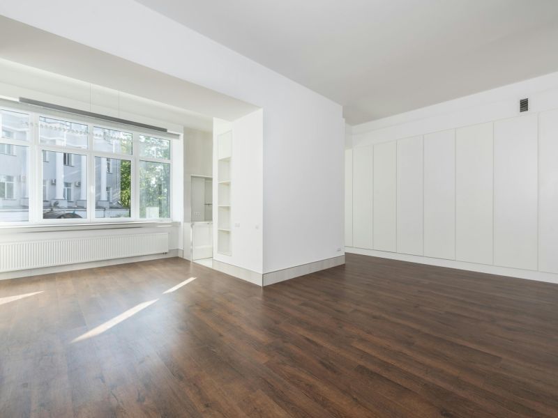 dunkler Parkettboden